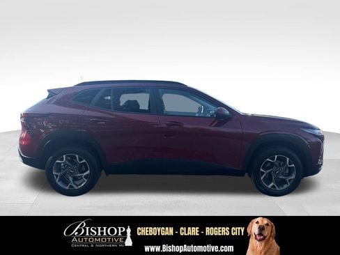 Used 2025 Chevrolet Trax LT FWD image 12