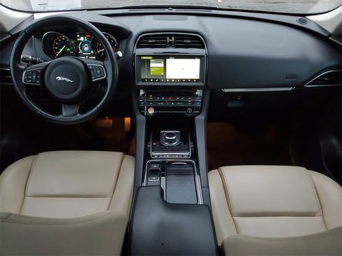 Used 2020 Jaguar F-PACE Premium image 25