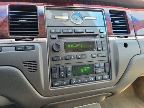 Used 2011 Lincoln Town Car Signature Limited RWD image 28