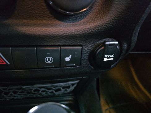 Used 2017 Jeep Wrangler Sahara image 30