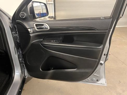 Used 2020 Jeep Grand Cherokee Laredo image 12