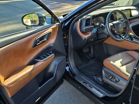 Used 2025 Toyota Crown Signia w/ Advanced Technology Package image 19