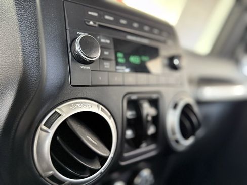 Used 2015 Jeep Wrangler Unlimited Rubicon w/ Max Tow Package image 22