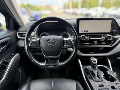Used 2023 Toyota Highlander XLE AWD/4WD image 24
