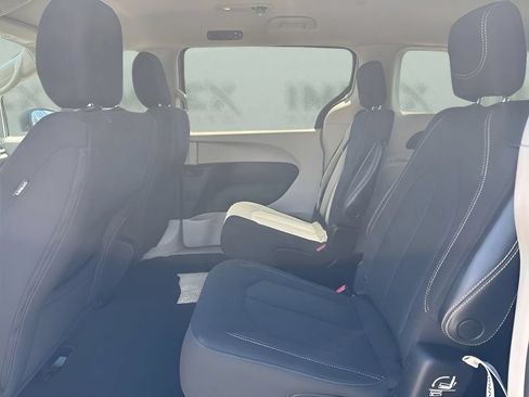Used 2023 Chrysler Voyager LX FWD image 11