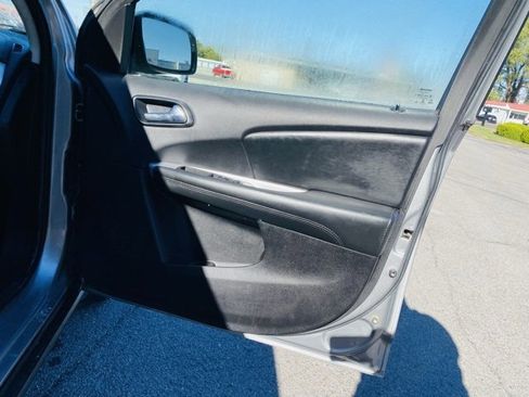 Used 2019 Dodge Journey SE image 15