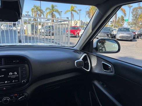 Used 2025 Kia Soul LX w/ LX Technology Package FWD image 33
