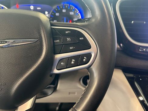 Used 2022 Chrysler Pacifica Touring-L image 37