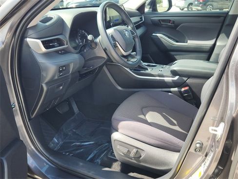 Used 2024 Toyota Highlander LE image 8