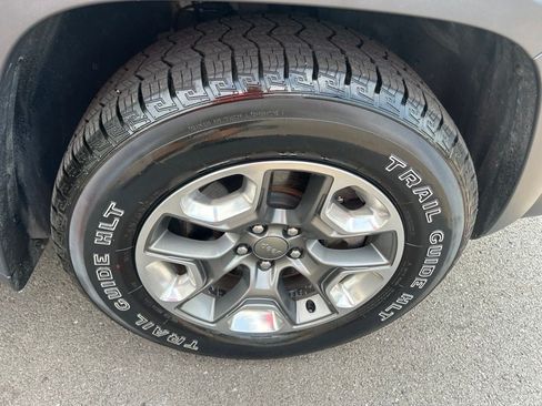 Used 2019 Jeep Cherokee Trailhawk AWD/4WD image 31
