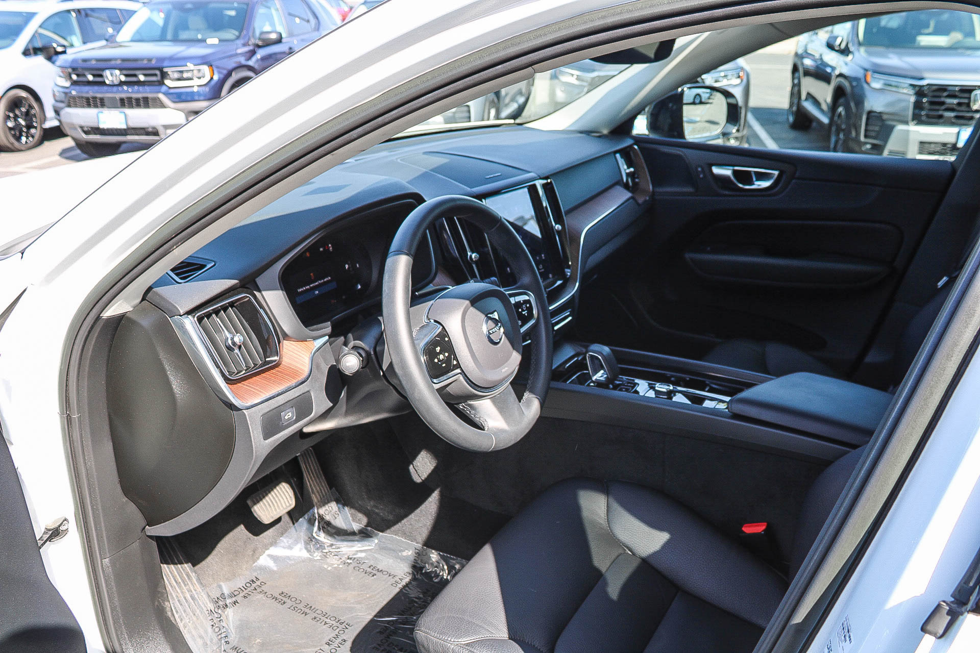Used 2023 Volvo XC60 B5 Plus w/ Protection Package AWD/4WD image 19