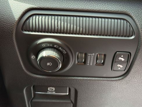 Used 2024 Jeep Wagoneer L Series II RWD image 17