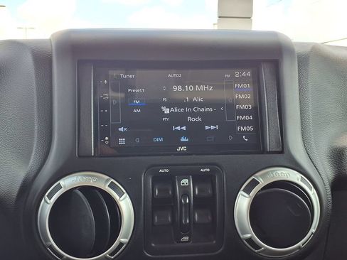 Used 2018 Jeep Wrangler Unlimited Sahara w/ Connectivity Group AWD/4WD image 29