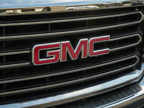 Used 2015 GMC Sierra 2500 SLT w/ SLT Preferred Package AWD/4WD image 9