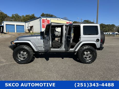Used 2017 Jeep Wrangler Unlimited Sahara w/ Connectivity Group image 31