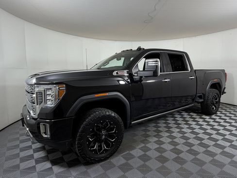 Used 2021 GMC Sierra 2500 Denali w/ Denali Black Diamond Edition image 2