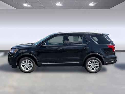 Used 2018 Ford Explorer XLT w/ Equipment Group 202A image 2