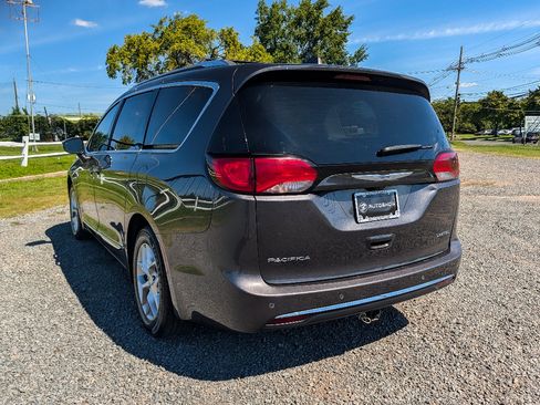 Used 2020 Chrysler Pacifica Limited FWD image 8