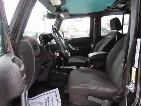 Used 2016 Jeep Wrangler Unlimited Rubicon w/ Connectivity Group image 17