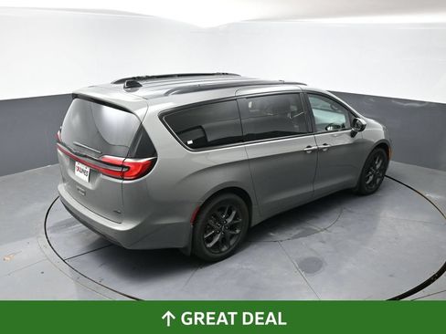 Used 2023 Chrysler Pacifica Touring-L w/ Uconnect Theater Family Group AWD/4WD image 15