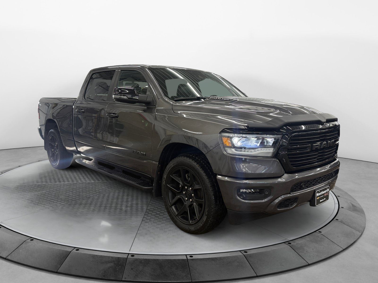 Used 2024 RAM 1500 Laramie AWD/4WD image 4