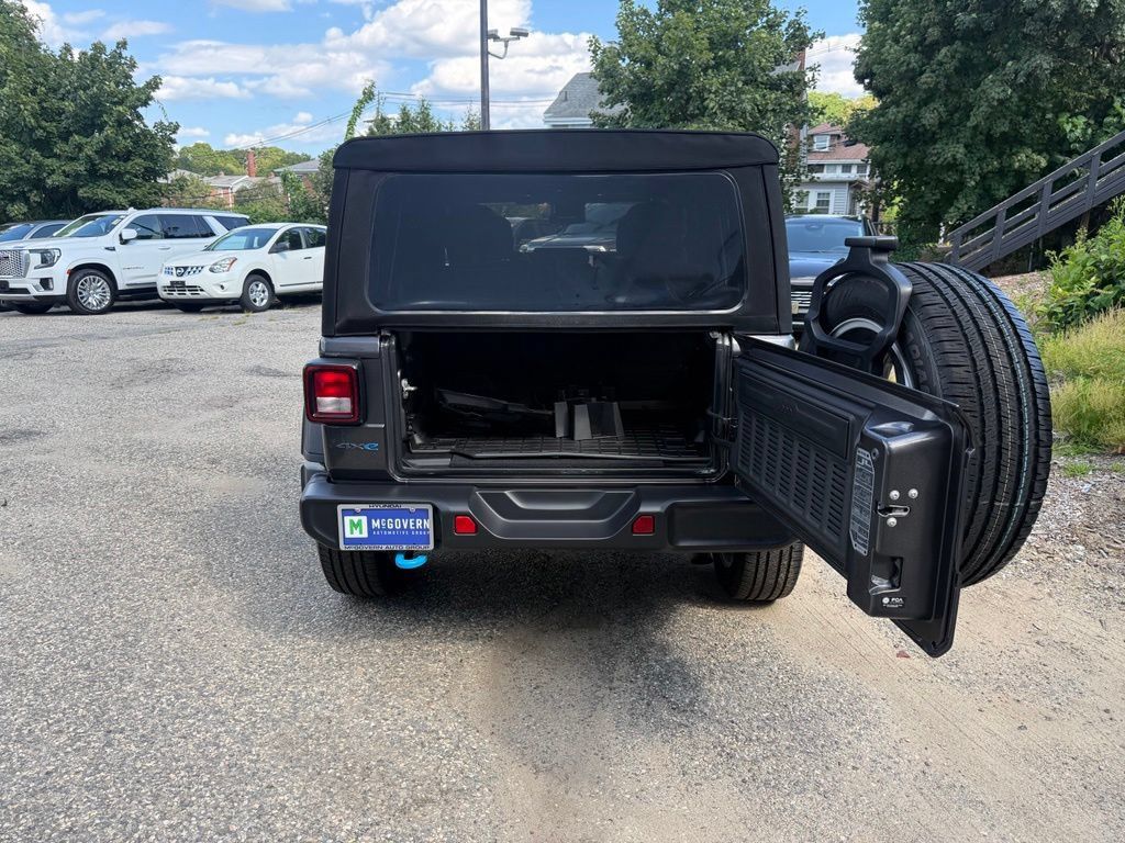 Used 2024 Jeep Wrangler Unlimited w/ Convenience Group AWD/4WD image 6