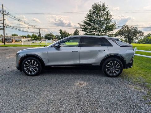 Used 2024 Cadillac Lyriq Sport AWD/4WD image 9