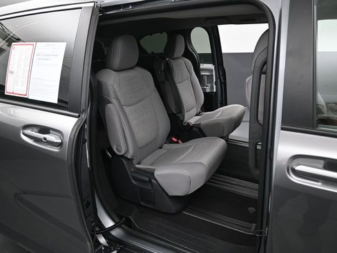 Certified 2026 Toyota Sienna LE FWD image 32