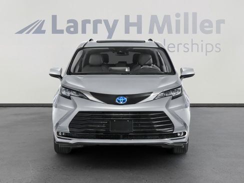 Used 2021 Toyota Sienna XLE image 4