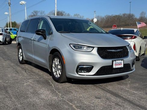 Used 2024 Chrysler Pacifica Touring-L FWD image 2