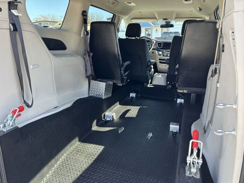 Used 2022 Chrysler Voyager LX image 7