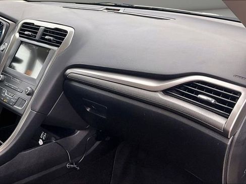 Used 2019 Ford Fusion SE image 25