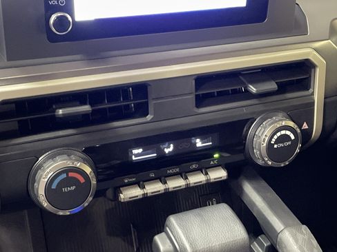 Certified 2025 Toyota Tacoma SR5 AWD/4WD image 24