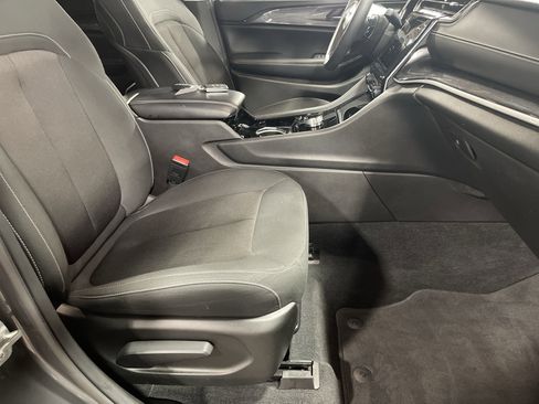 Used 2022 Jeep Grand Cherokee Laredo w/ Luxury Tech Group I image 13