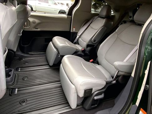Used 2024 Toyota Sienna Limited image 19