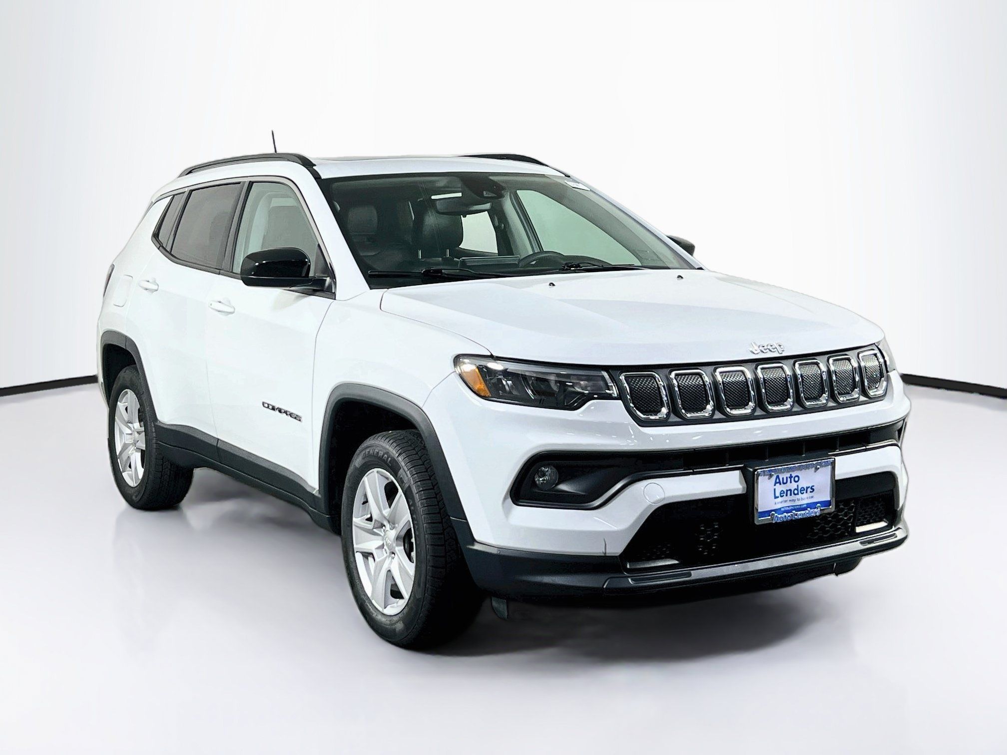 Used 2022 Jeep Compass Latitude w/ Sun and Sound Group AWD/4WD image 3