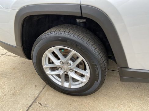 Used 2023 Jeep Grand Cherokee L Laredo image 30