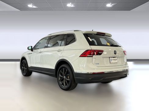 Used 2024 Volkswagen Tiguan SE w/ Panoramic Sunroof Package image 3