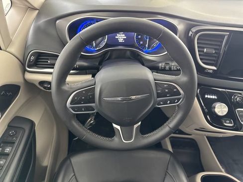 Used 2023 Chrysler Pacifica Touring-L FWD image 29