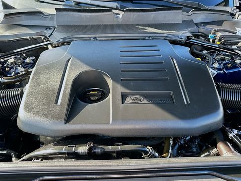 Used 2023 Land Rover Discovery Metropolitan Edition image 30