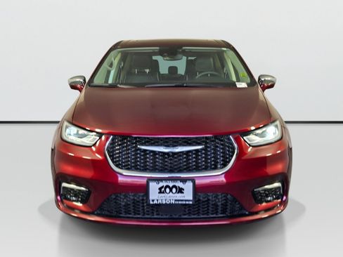 Used 2022 Chrysler Pacifica Limited w/ Uconnect Theater Family Group FWD image 10