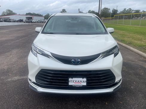 Used 2021 Toyota Sienna XLE image 2