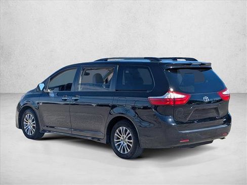 Used 2019 Toyota Sienna XLE image 7