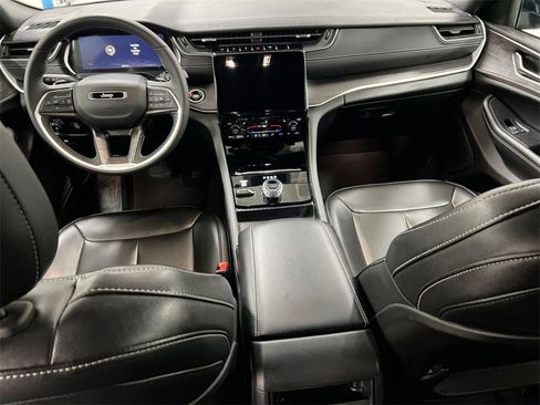 Used 2024 Jeep Grand Cherokee Limited image 10