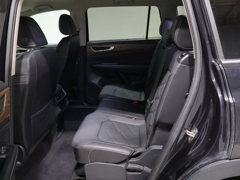 Used 2025 Volkswagen Atlas SE image 17