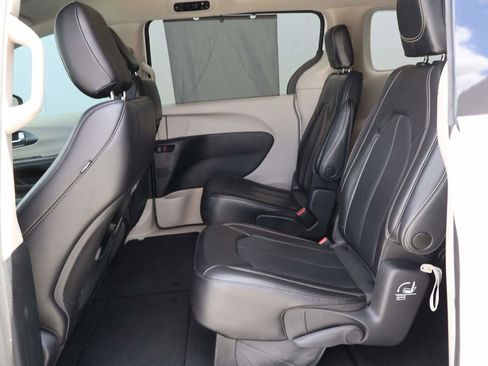 Used 2023 Chrysler Pacifica Touring-L FWD image 10