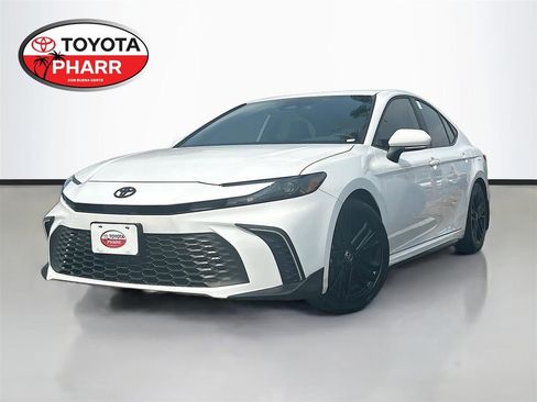 Used 2025 Toyota Camry SE w/ Convenience Package FWD image 1