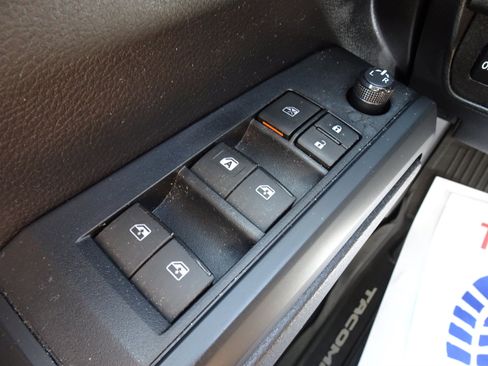Used 2020 Toyota Tacoma SR AWD/4WD image 22