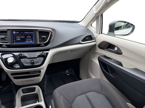 Used 2023 Chrysler Voyager LX FWD image 12