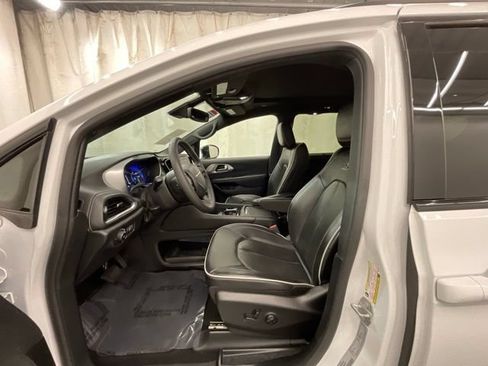 Used 2025 Chrysler Pacifica Limited FWD image 10